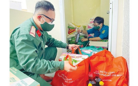 第八郡軍事指揮處的戰士正準備派發給民眾的援助品。