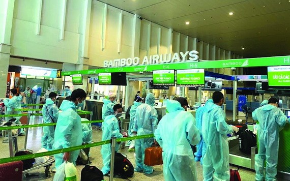 從本市回鄉的清化省居民在新山一機場辦理登機手續。