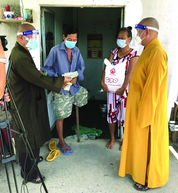 釋慧功法師、釋真靜法師慰問一貧困戶，除了領取救濟品外，該戶還獲資助100萬元的房租費。