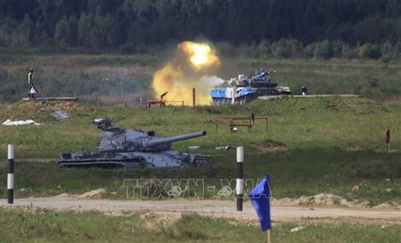 越南參賽隊圓滿完成“坦克兩項”首戰任務。 （圖源：越通社）