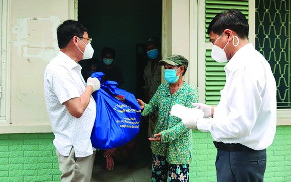 平盛郡領導探望與贈送禮物給獲遷往清多工會旅館的貧戶。