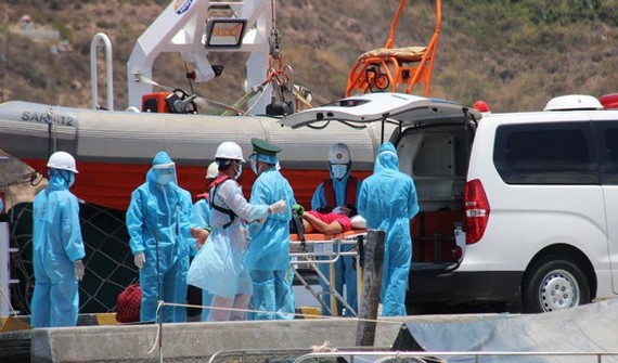 患者范文柳獲及時搶救並送上岸接受治療。（圖源：黃仲）