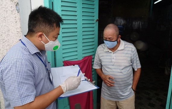 7月12日，第一郡多膏坊幹部親至為當地自由勞工支付輔助金。（圖源：何安）