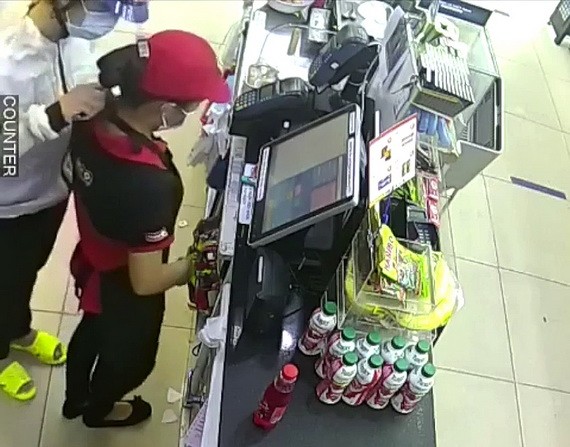 歹徒持刀威脅第八郡便利店人員。 