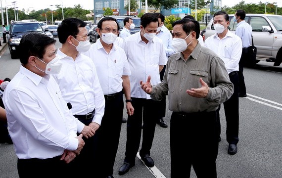 范明政總理與本市領導交換防疫意見。（圖源：越通社）