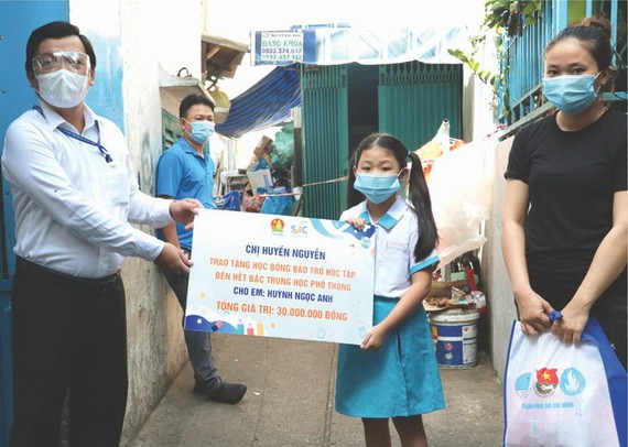 組委會向受疫情影響學生頒發助學金。