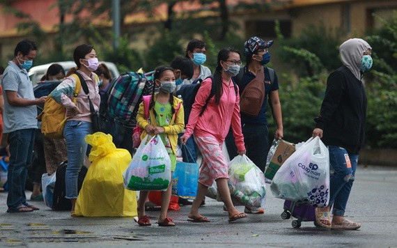 新冠肺炎康復者出院返家。