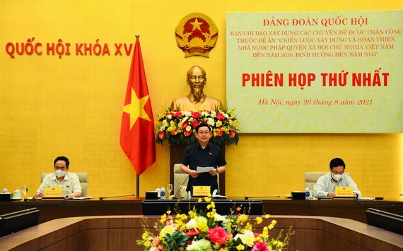 國會主席王廷惠（中）主持會議並發表講話。（圖源：Quochoi.vn）