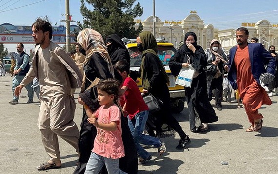 圖為 8月16日，人們試圖進入阿富汗喀布爾的哈米德卡爾扎伊國際機場。（圖源：路透社）