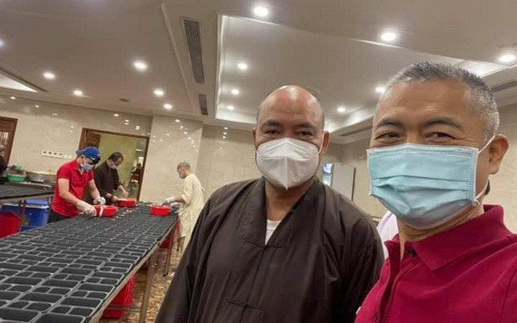 清峰法師邀請許玉林先生一起巡視廚房的準備工作。