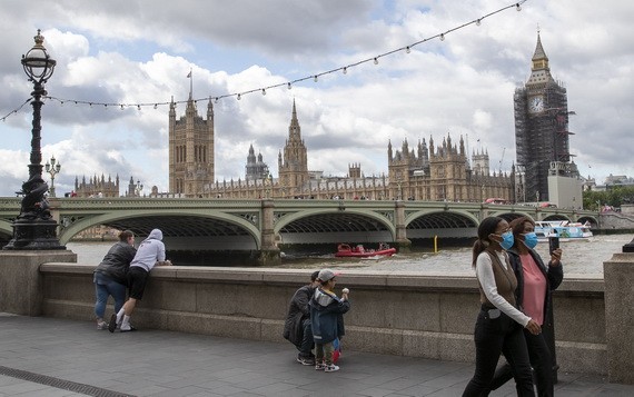 8月18日，人們走在英國倫敦的泰晤士河岸邊。（圖源：新華社）