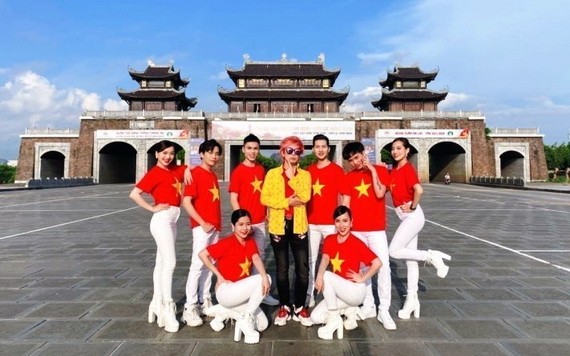 《越南》音樂視頻片段。