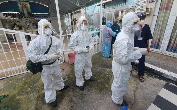 軍醫學院戰士到新平郡第六坊某居家隔離新冠肺炎確診者提供 治療藥包。