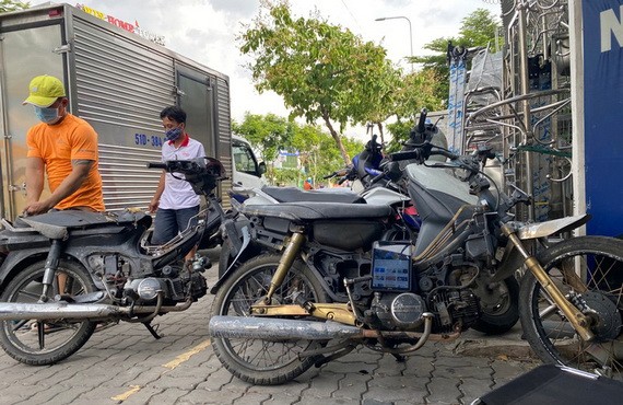 許多不確保行駛標準的殘舊摩托車仍參加交通。