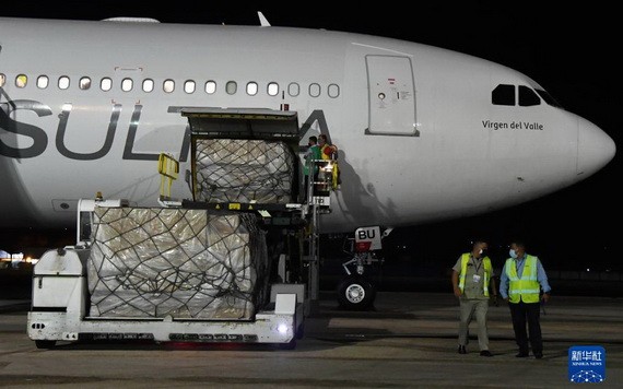 8月28日，工作人員在古巴哈瓦那機場卸載中國政府緊急援助的抗疫物資。（圖源：新華社）