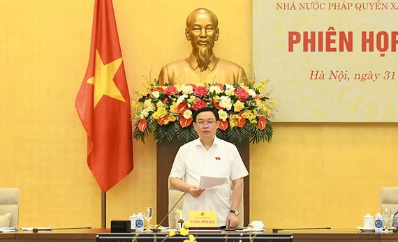 國會主席王廷惠主持會議並發言。（圖源：Quochoi.vn）