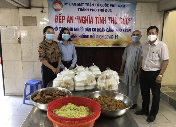 慈光寺主持釋善意上座 “情義飯堂”，幫助守德市受新冠疫影響的困難家庭。