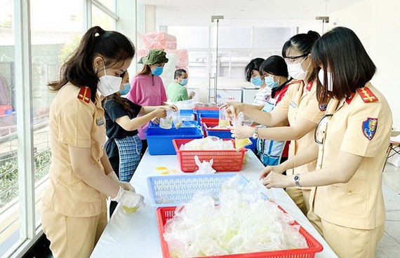 本市女交警每天準備上百份“仁愛膳食”。