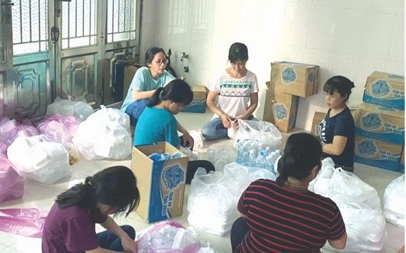 林蘭家(穿黑衣者)與家人準備慈善餐送給隔離區居民。