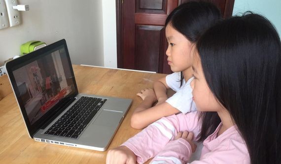 孩子很喜歡使用電子設備。