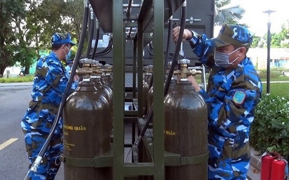 第 372 師 925 團的官兵在操作一個移動制氧站。（圖源：阮陽）