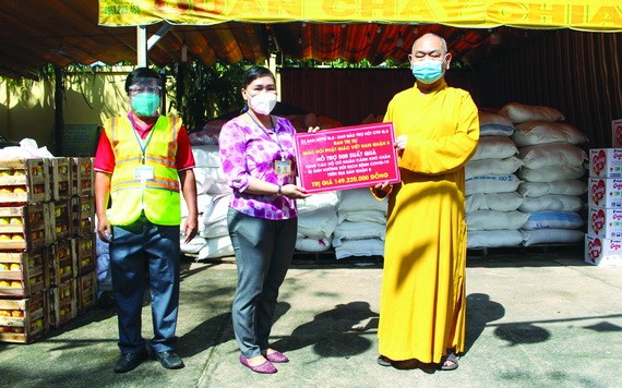 釋慧功法師向丁氏儒副主席轉贈救濟品。