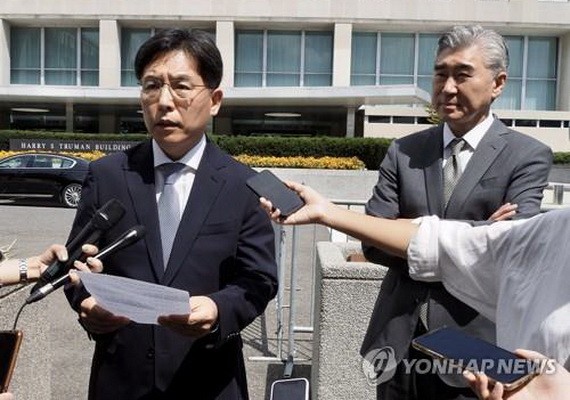 當地時間8月30日，在美國國務院辦公樓前，韓國外交部韓半島和平交涉本部長魯圭悳（左）和美國對朝特別代表星·金答記者問。 （圖源：韓聯社）