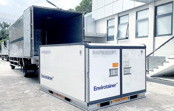 一批阿斯利康疫苗剛從新山一機場運往 VNVC 的冷庫後再轉交衛生部。（圖源：風蘭）