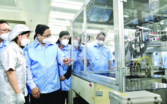 政府總理范明政參觀三星公司設在太原省的生產線。（圖源：VGP）