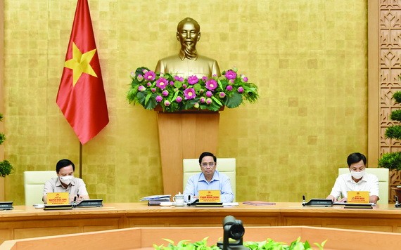 政府總理范明政（中）主持會議。（圖源: VGP）