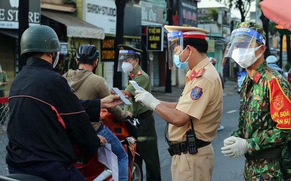 公民在經過監察站時須申報健康。