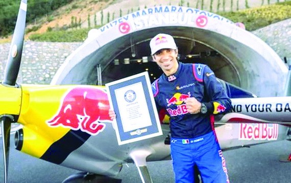 飛行員駕機穿越隧道創世界紀錄