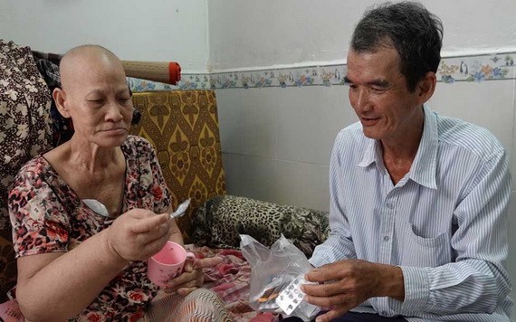 阿陽給阿明服藥。