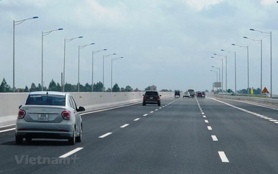 車輛在一條已投入運營的高速公路上行駛。（圖源：越通社）