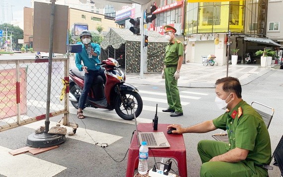 市民通過公安部的攝像器系統進行掃描申報。（圖源：公安部）