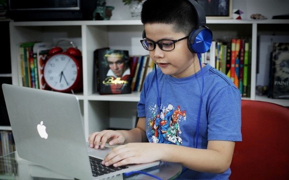 阮原科正在準備“教案”。