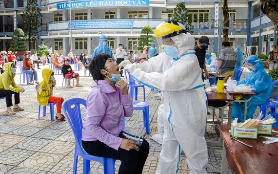 圖為7月14日，頭頓市第十一坊居民接受採樣檢測。（圖源：孟勝）