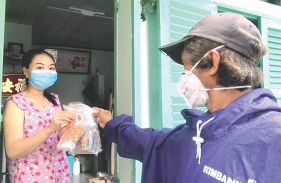 華人攝影家柯成智達派藥品給居家隔離和治療的確診者。