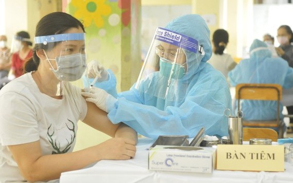 圖為第十一郡居民接種新冠疫苗。（圖源：高昇）