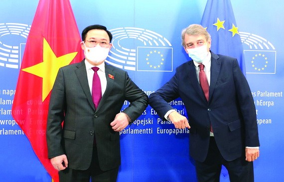 越南國會主席王廷惠與歐洲議會主席薩索利合影。（圖源：越通社）