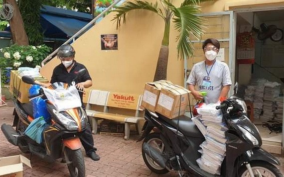 李鋒中學的員工將教科書載給學生。