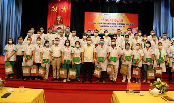 宣光省人委會副主席黃越方（前中）與啟程前的醫護隊伍大合照。（圖源：宣光省衛生廳）