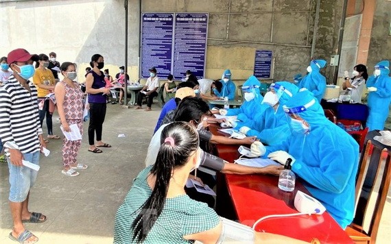 平陽省居民接種新冠疫苗。（圖源：香芝）