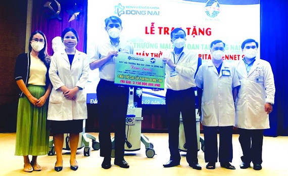 吳明穎會長(左三)向同奈全科醫院院長 吳德俊轉交呼吸機。