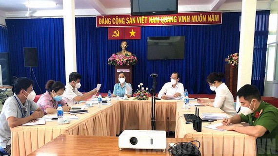 市委內政處主任黎清廉親往第六郡第四坊視察新冠疫情防空控工作。（圖源：市黨部新聞網）