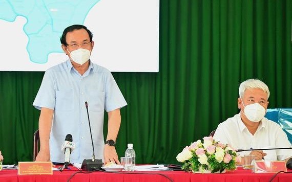 市委書記阮文年（左）在會議上發言。（圖源：越勇）