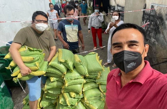 權靈直接向隔離區、封鎖區的民眾贈送禮物。