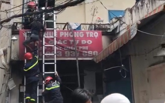 消防隊員在火警現場營救受困人員。（圖源：富沙）