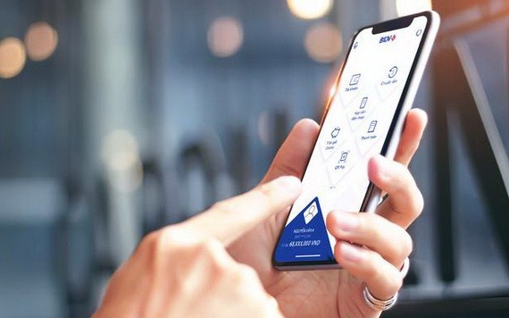 消費者使用智能支付服務。