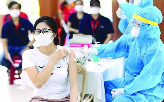 醫護人員為民眾接種新冠疫苗。（圖源：秋莊）